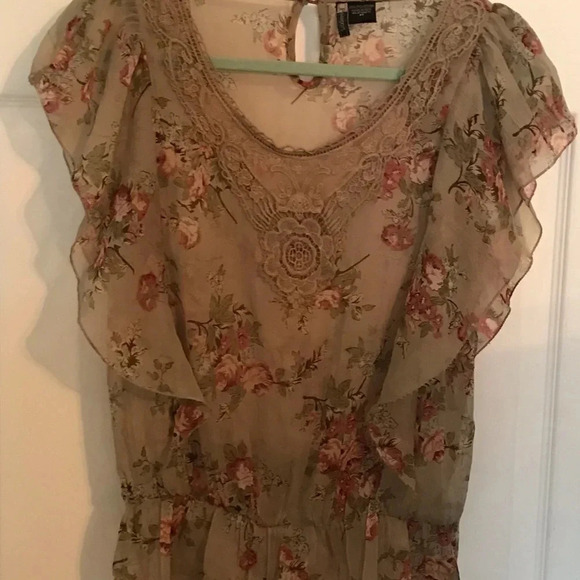 Women’s flowered top. - Picture 1 of 2
